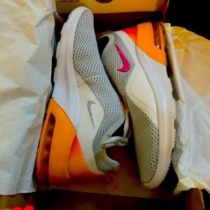 Womens Nike air Max Motion 2 Size 8.5